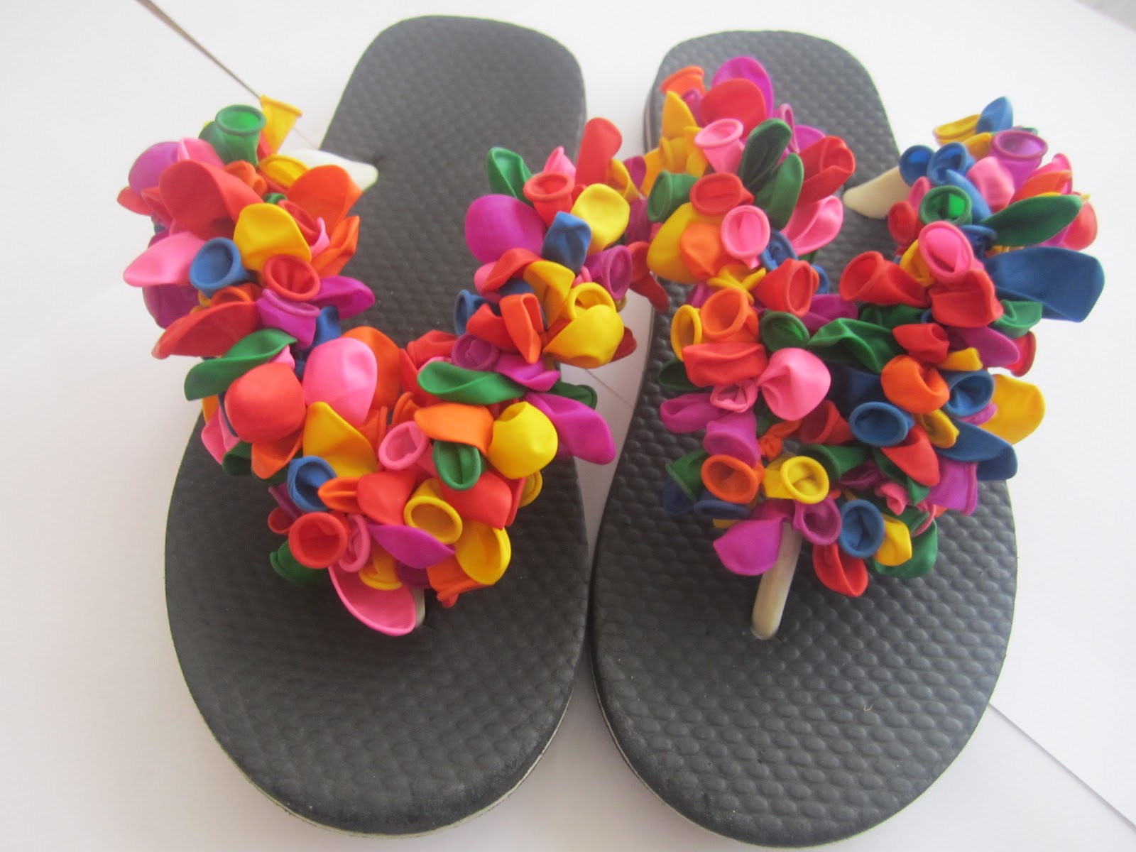 de la crisis: Decora tus chanclas con globos