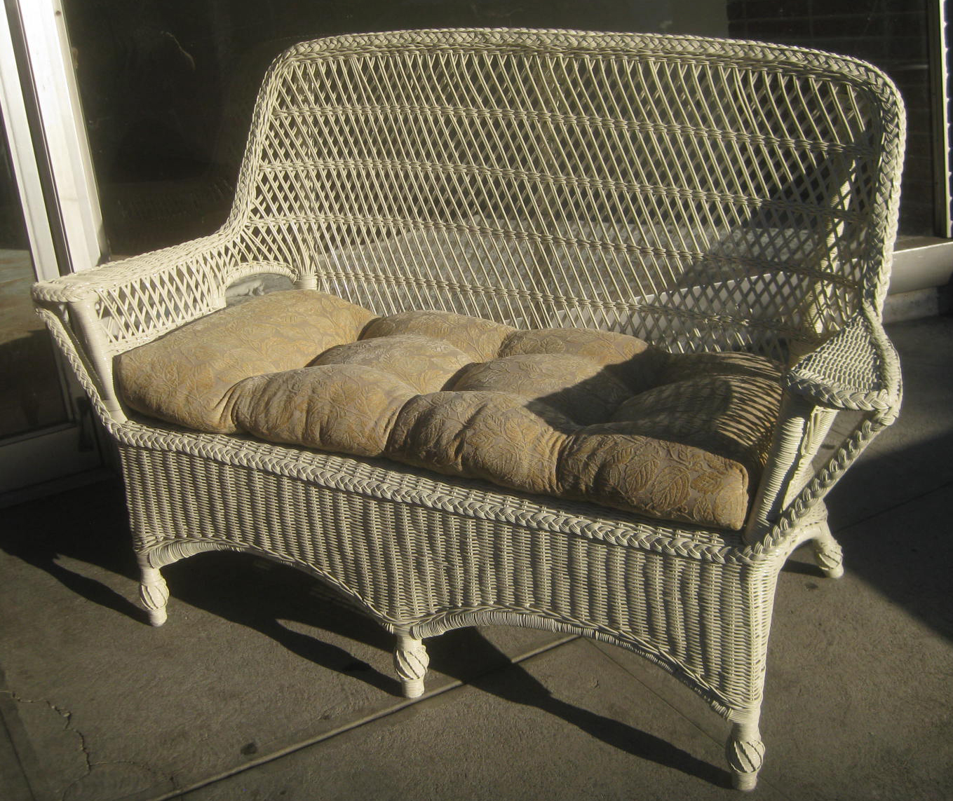 UHURU FURNITURE & COLLECTIBLES SOLD White Wicker Settee 100