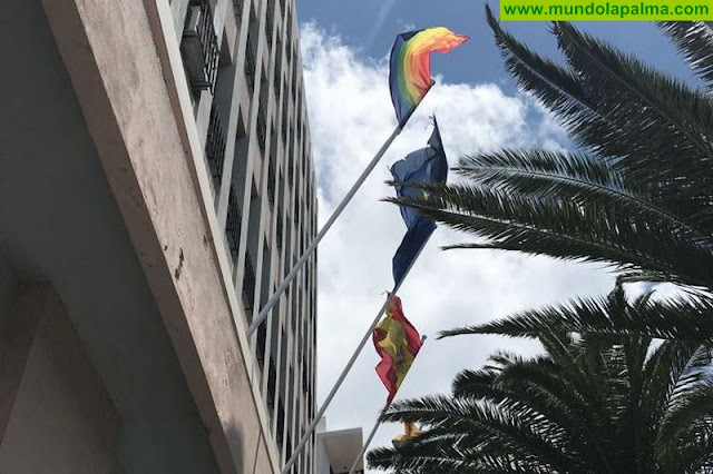 La bandera del colectivo LGTBI+ ya ondea en la fachada del Cabildo de La Palma