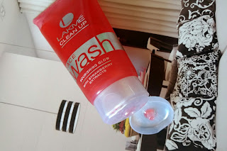 Lakme Clean Up Facewash Nourishing Glow with strawberry extracts Review