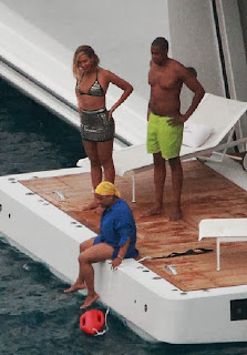 Beyonce Knowles wears a Red Bikini to celebrates her 32th birthday at Italy