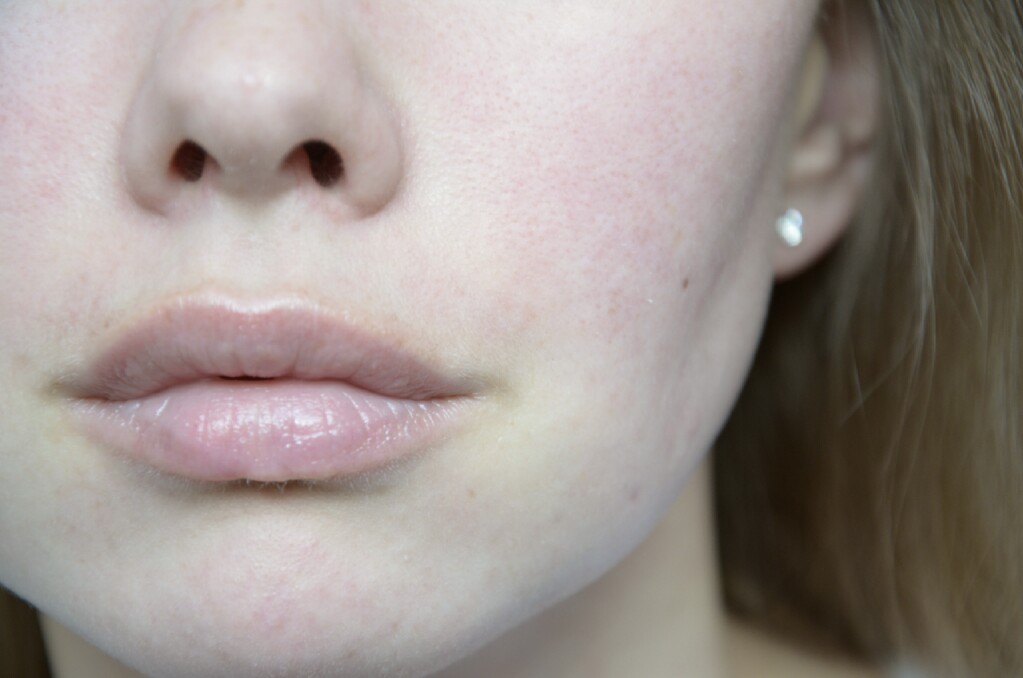 бледно синие губы. синие губы. ультрамарин в. голубая помада для губ. синяя блестящая помада.