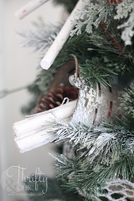 How to decorate a Christmas tree. Tips on decorating a Christmas tree. Farmhouse Christmas tree decor and decorating ideas. Woodland themed Christmas tree.