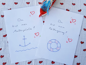 DIY: Maritime Valentinstagkarten - einfach und von Herzen! Mit Herz-Stempel lassen sich die Karten auch von Kindern verschönern, die gerne beim Basteln mithelfen.