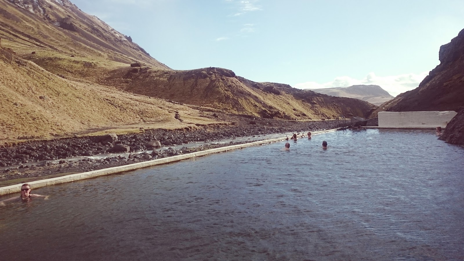 basen Seljavallalaug, dziki basen na Islandii, czy warto wyjechać do Islandii