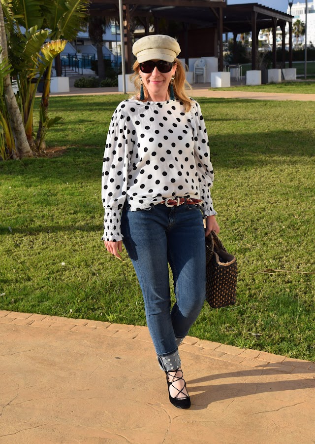 Cómo combinar una blusa de lunares