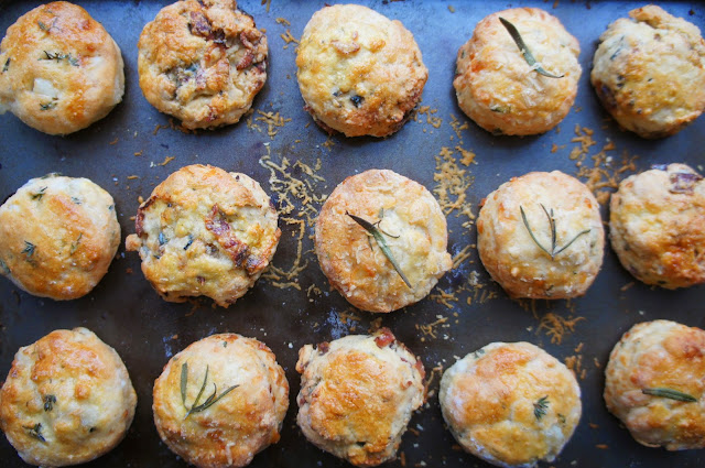 notes-of-bacon-date-with-a-bacon-scone