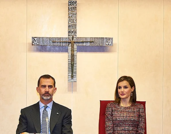 Spanish Episcopal Conference, Queen Letizia wore Uterque sweater, Magrid Pumps, Hugo Boss Trousers, style Mbubag clutch