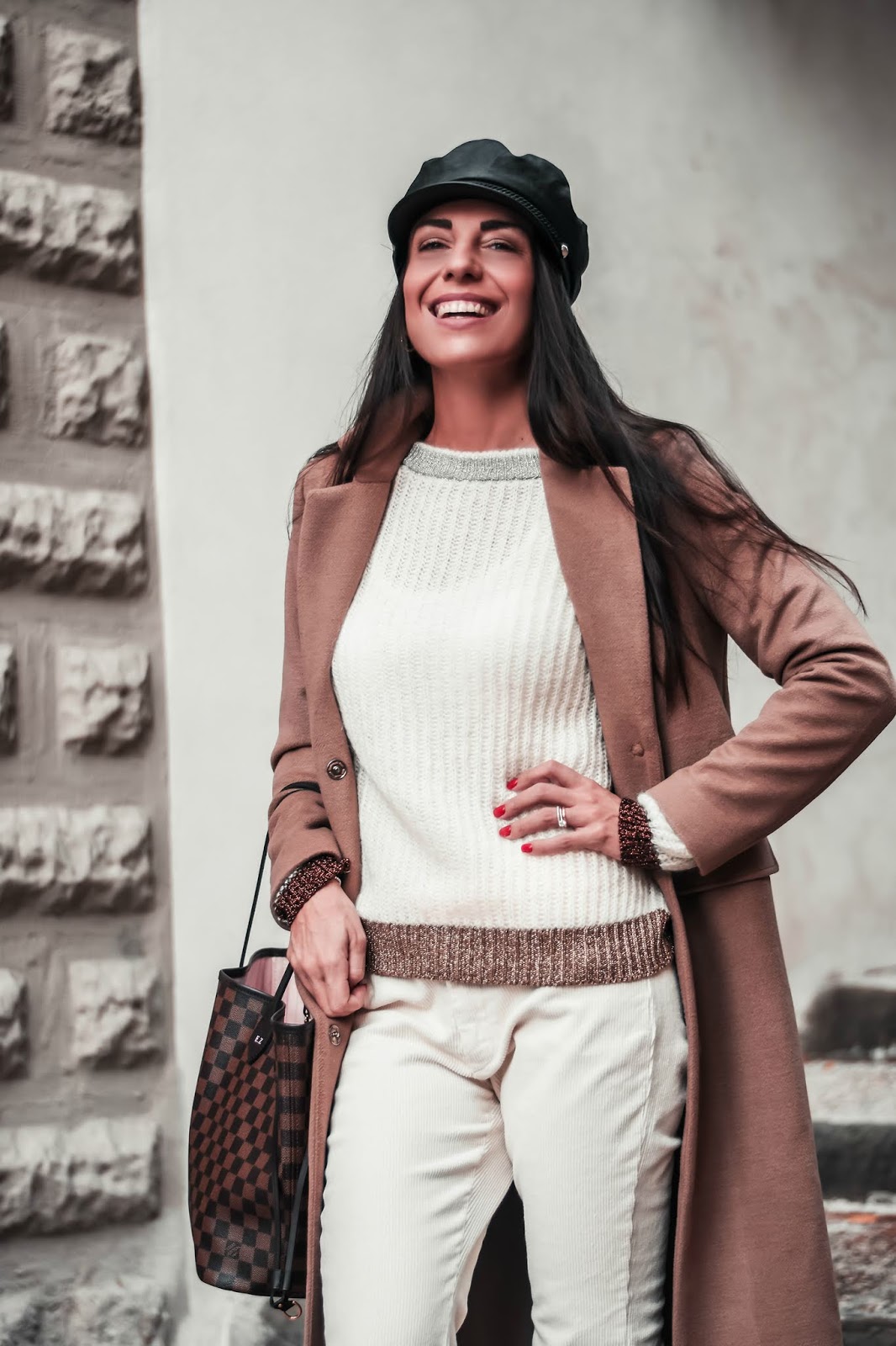 outfit cappotto cammello