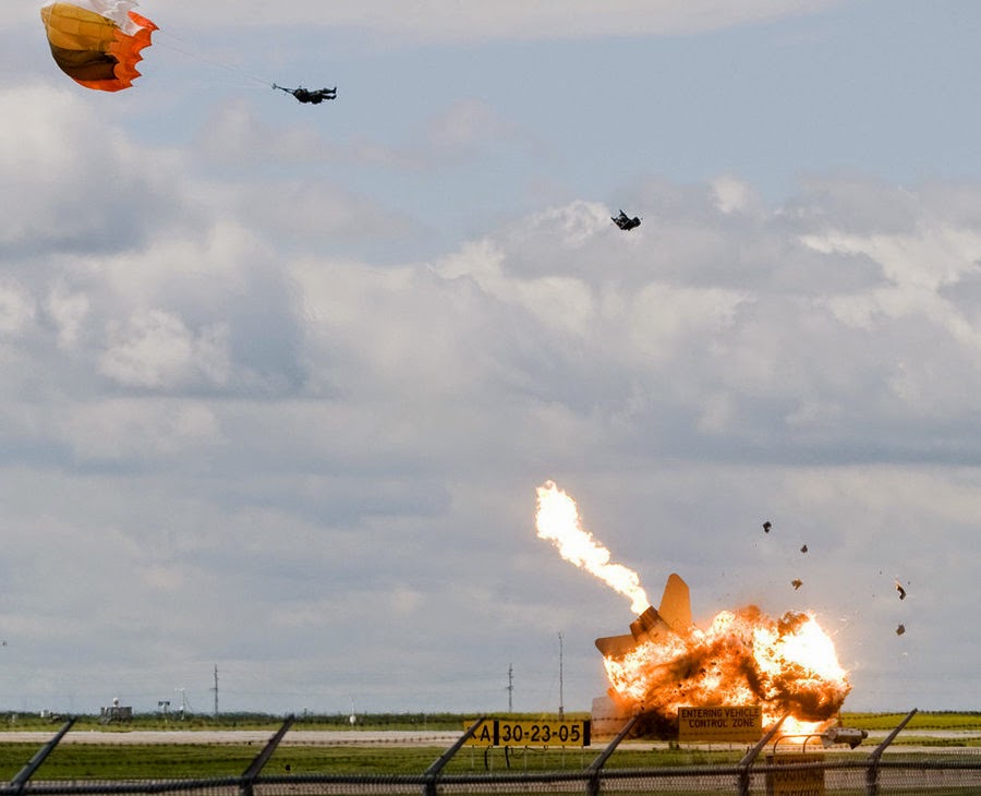 Salto de un piloto segundos antes de que su avión se estrellase Salto de un piloto segundos antes de que su avión se estrellase