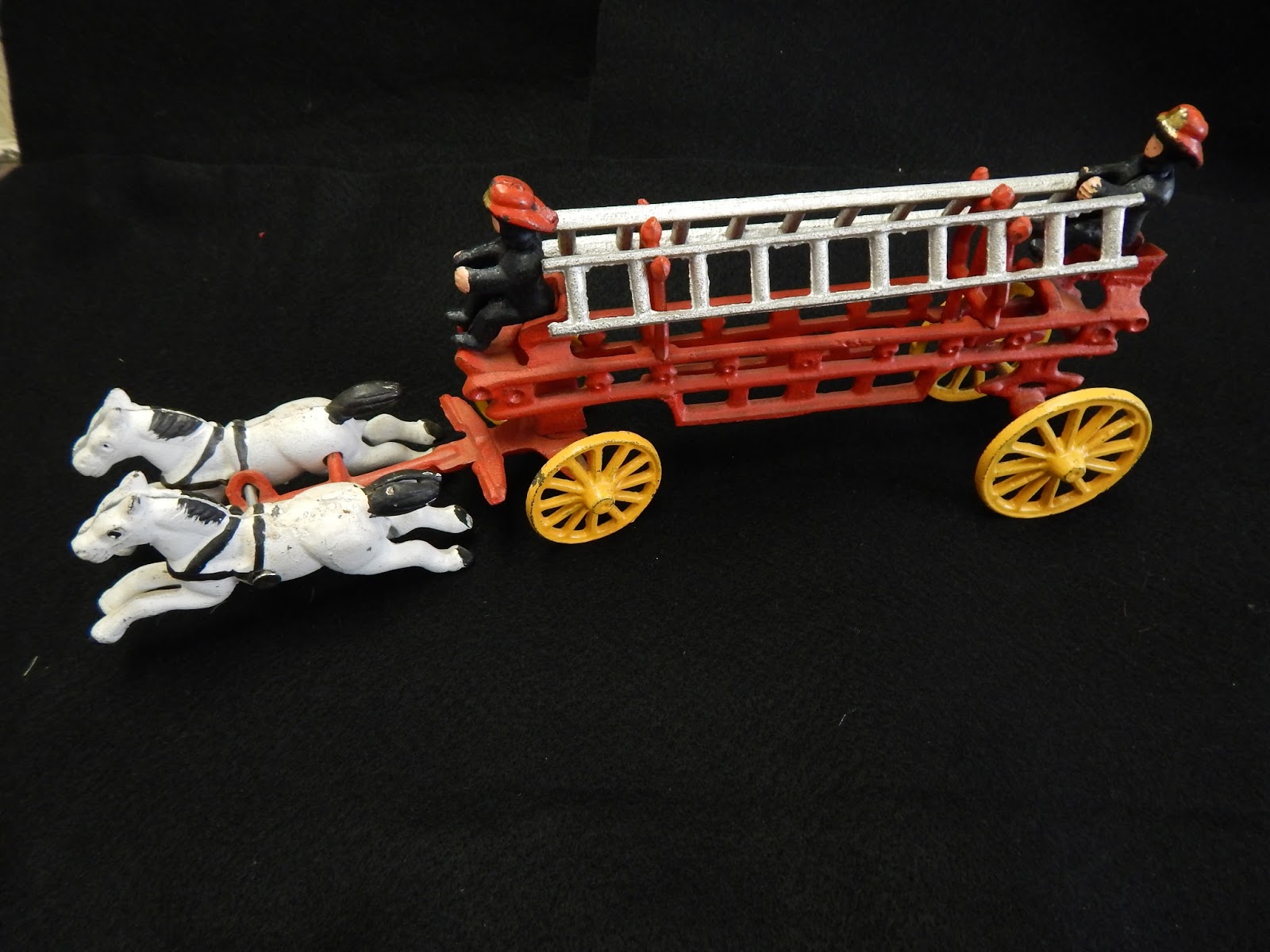 Antique cast iron horses, wagon, firefighters, ladders lagoagrio.gob.ec