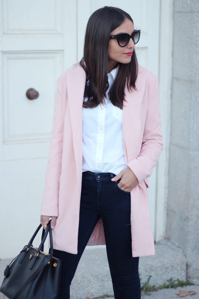 Charada Looks Para Saber Cómo Combinar Un Abrigo Rosa Pastel 