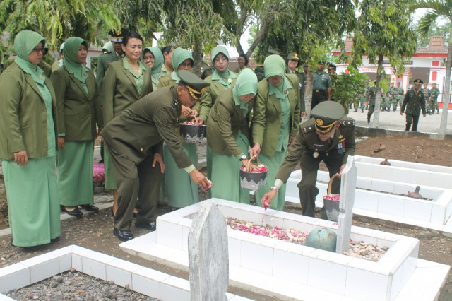 ZIARAH DALAM RANGKA HUT KE-71 TNI TAHUN 2016 DI TMP YUDO SWARGOLOYO POLOKARTO