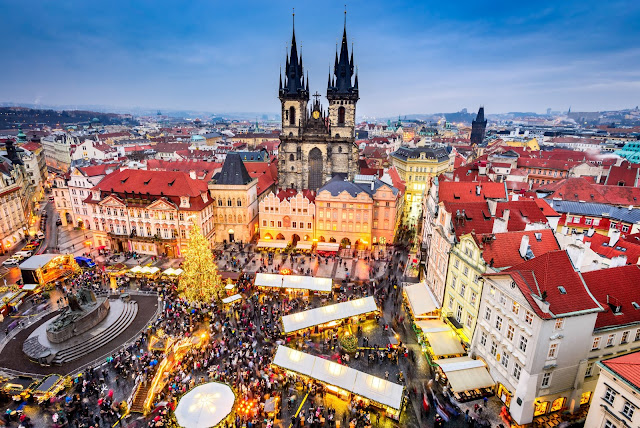alt="Christmas towns,Christmas cities,Christmas,Christmas counties,best places in Christmas,Christmas decoration,Christmas colors,street, architecture,Prague, Czech Republic"