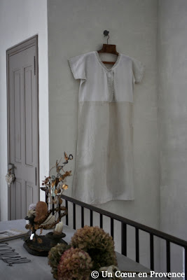 A suspended nightgown to decorate the living room of the new suite of the guest house Un Coeur très Nature in France