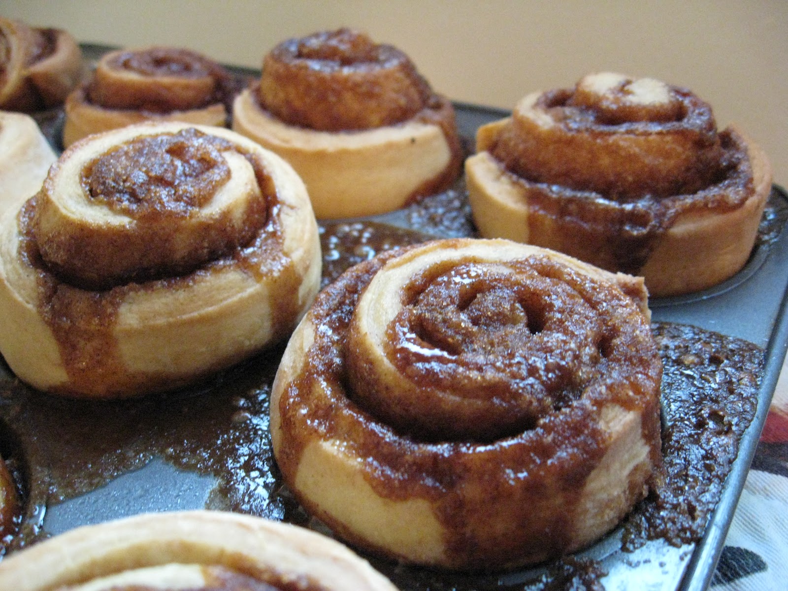 как красиво сделать булочки с корицей. булочка улитка. булочка с корицей и изюмом в помадке. булочка с корицей. царские булочки с корицей.