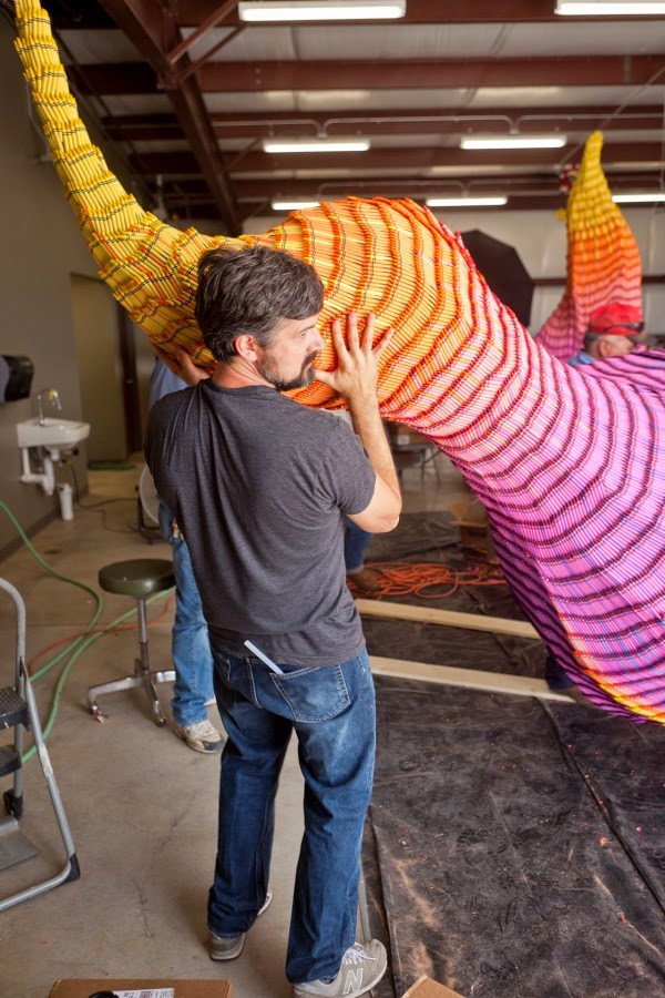 Art et glam Herb Williams, ses sculptures faites avec des crayons crayola