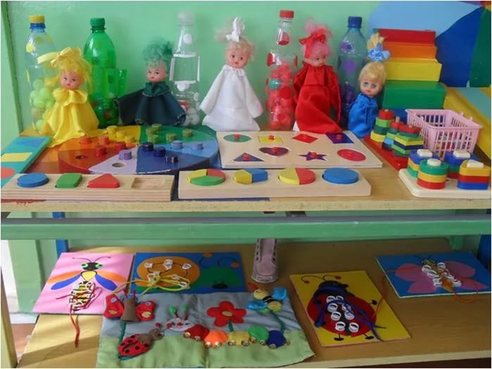 центры игровой деятельности. игрушки для детей раннего возраста в детском саду. игрушки для детского сада. игровой уголок в младшей группе. предметы развивающей среды в детском саду.