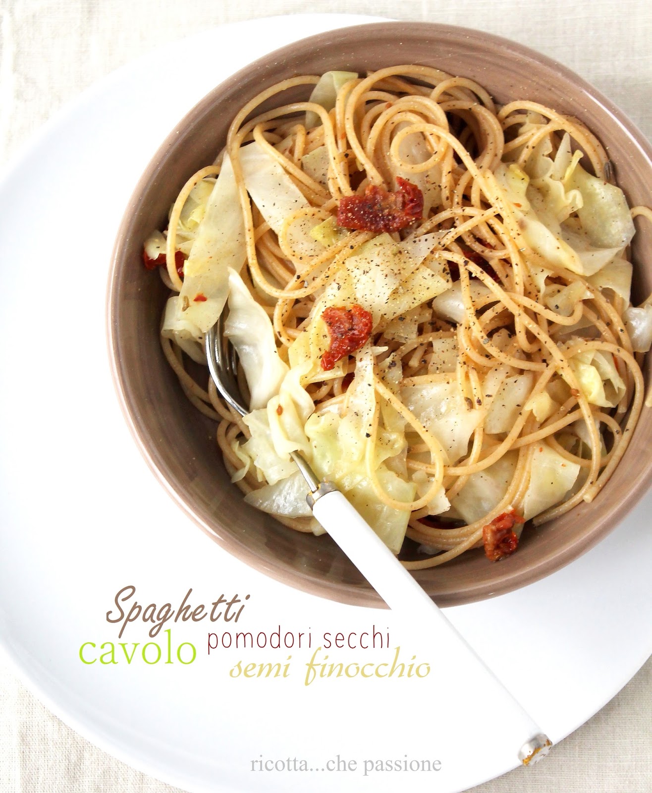 spaghetti integrali con cavolo, pomodori secchi e semi di finocchio