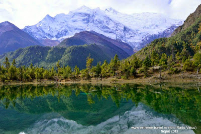 Muntele Annapurna din Nepal si un lac