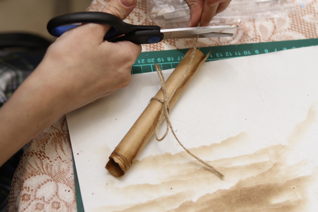 свиток на свадьбу поздравление. как сделать свиток из бумаги своими руками. свиток из картона. старинный свиток своими руками. свиток с печатью своими руками.