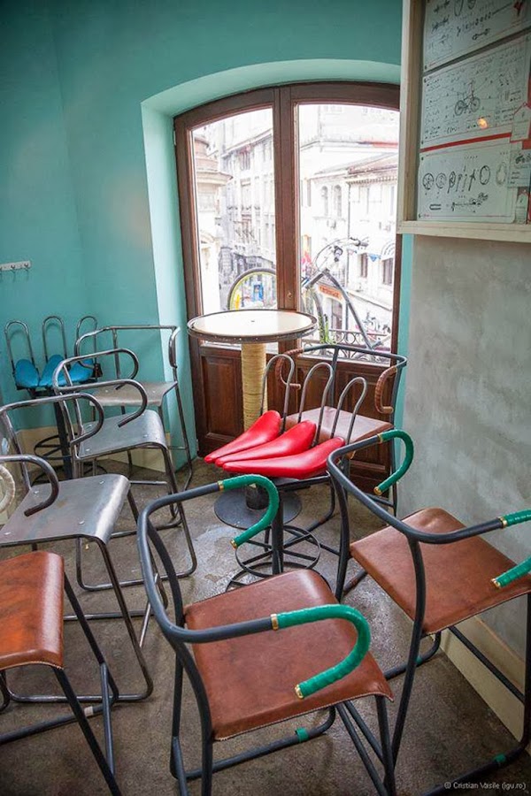 Bar vintage con estilo industrial inspirado en el mundo de la bicicleta.