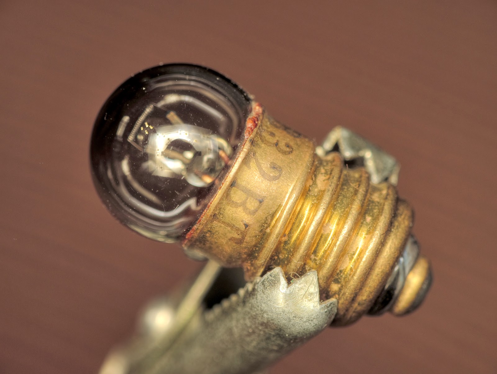 5 вольта 15 ватт фонарик. лампочка для фонарика ссср. сопротивление лампы накаливания 60 вт. на цоколе лампочки от карманного фонарика написано. на лампочке написано 3,5в 0,28а найдите мощность лампочки.