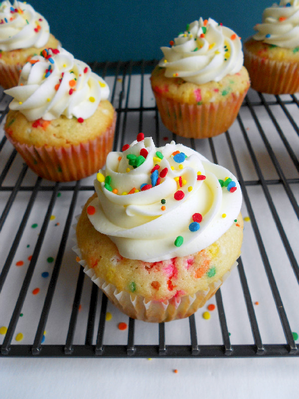 Easy Homemade Funfetti Cupcakes Confessions Of A Confectionista