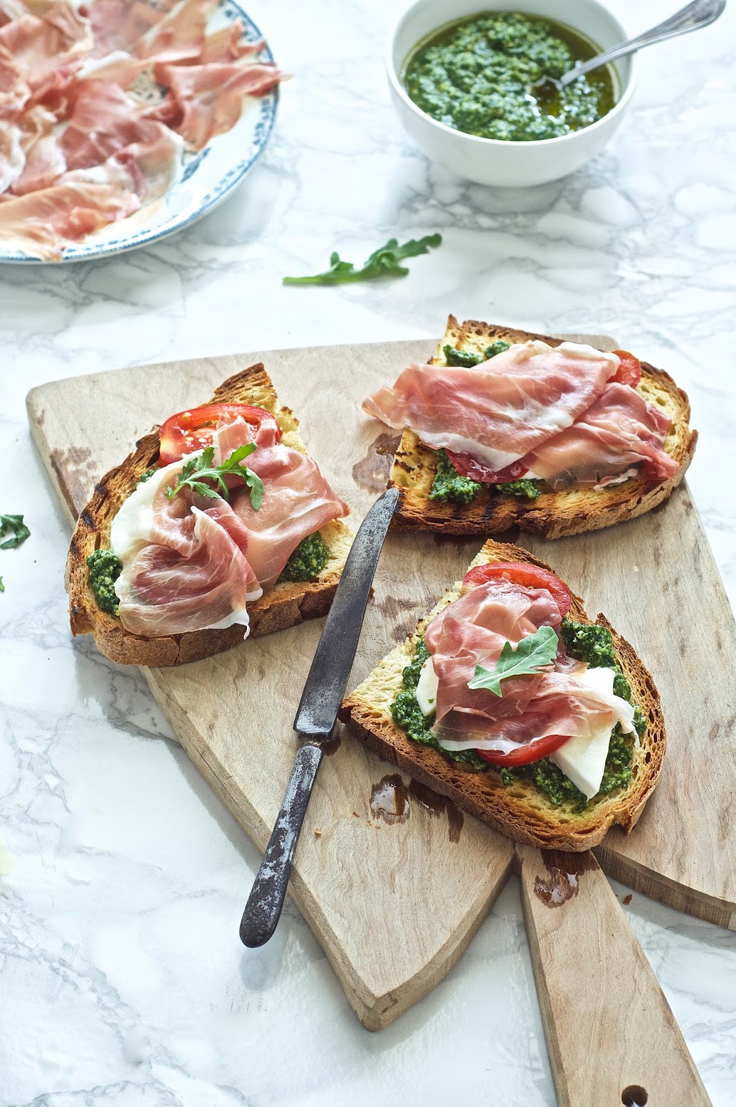 la pancia del lupo Crostoni con pesto di rucola