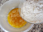Prajitura cu miere, crema si gem Preparare reteta foi - incorporam faina