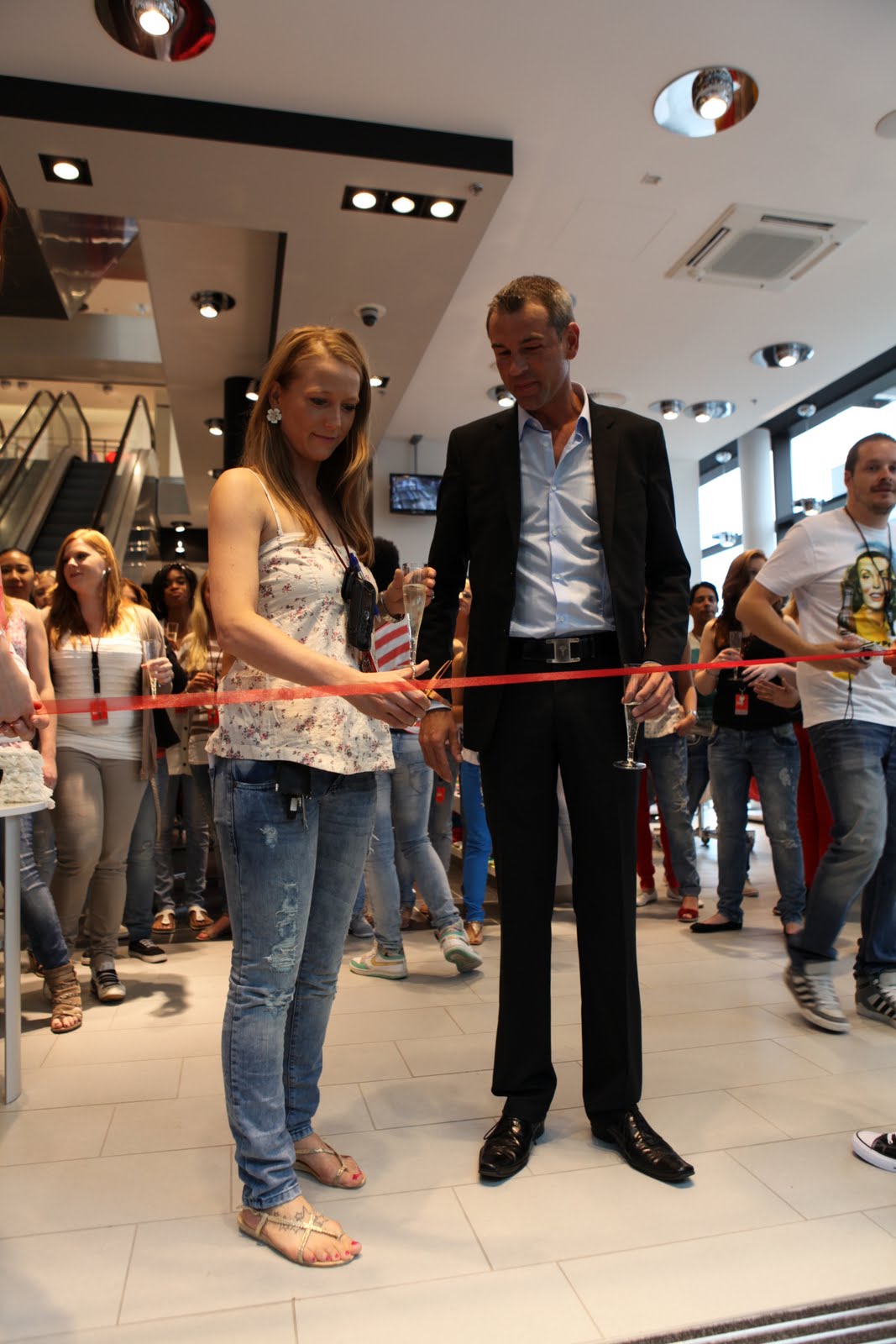 Converge spise melodi NEVER ON WEDNESDAY COMMUNICATION: New Yorker opens its 25th store in the  Netherlands!
