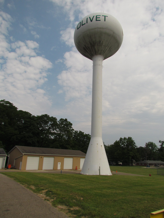 2018 Midwest Banjo Camp in Olivet, Michigan Crawls Backward (When Alarmed)
