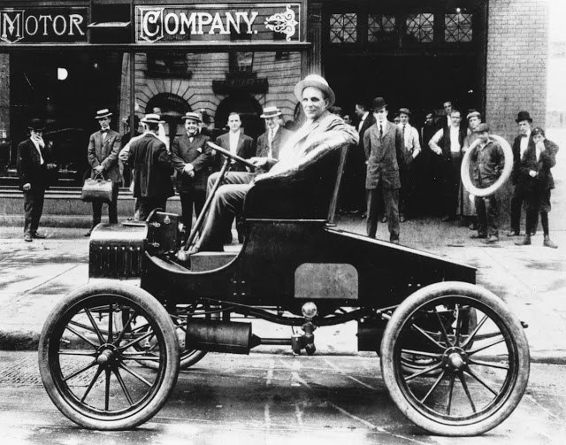 Momentos del Pasado Henry Ford con su primer coche, el Ford Modelo A