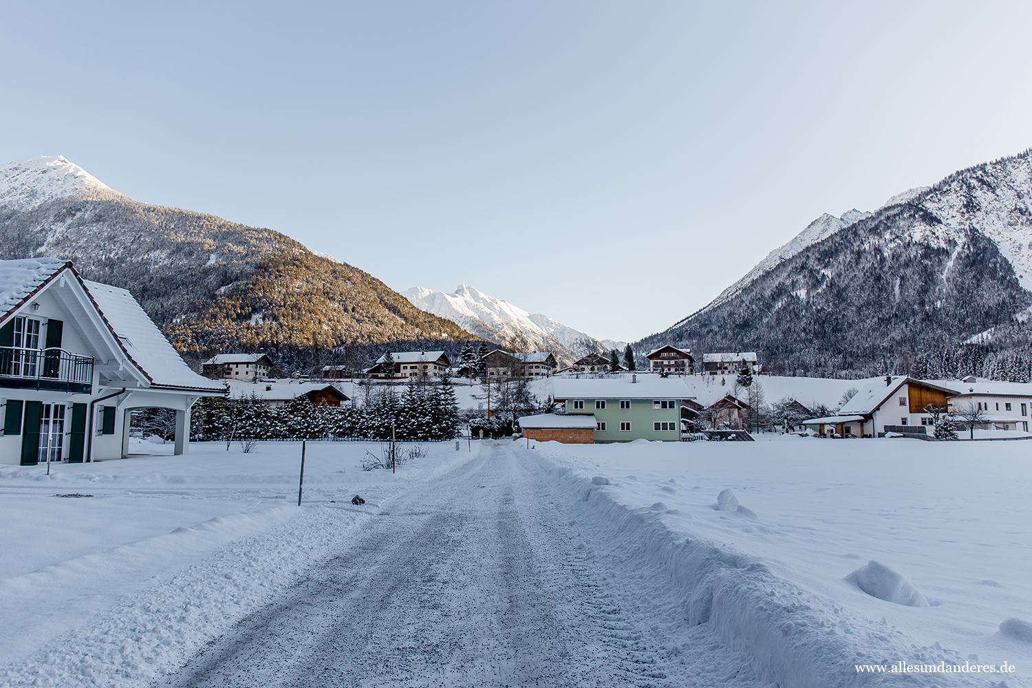 Sightseeing In Ulm Mit Einem Orangefarbenen Poncho