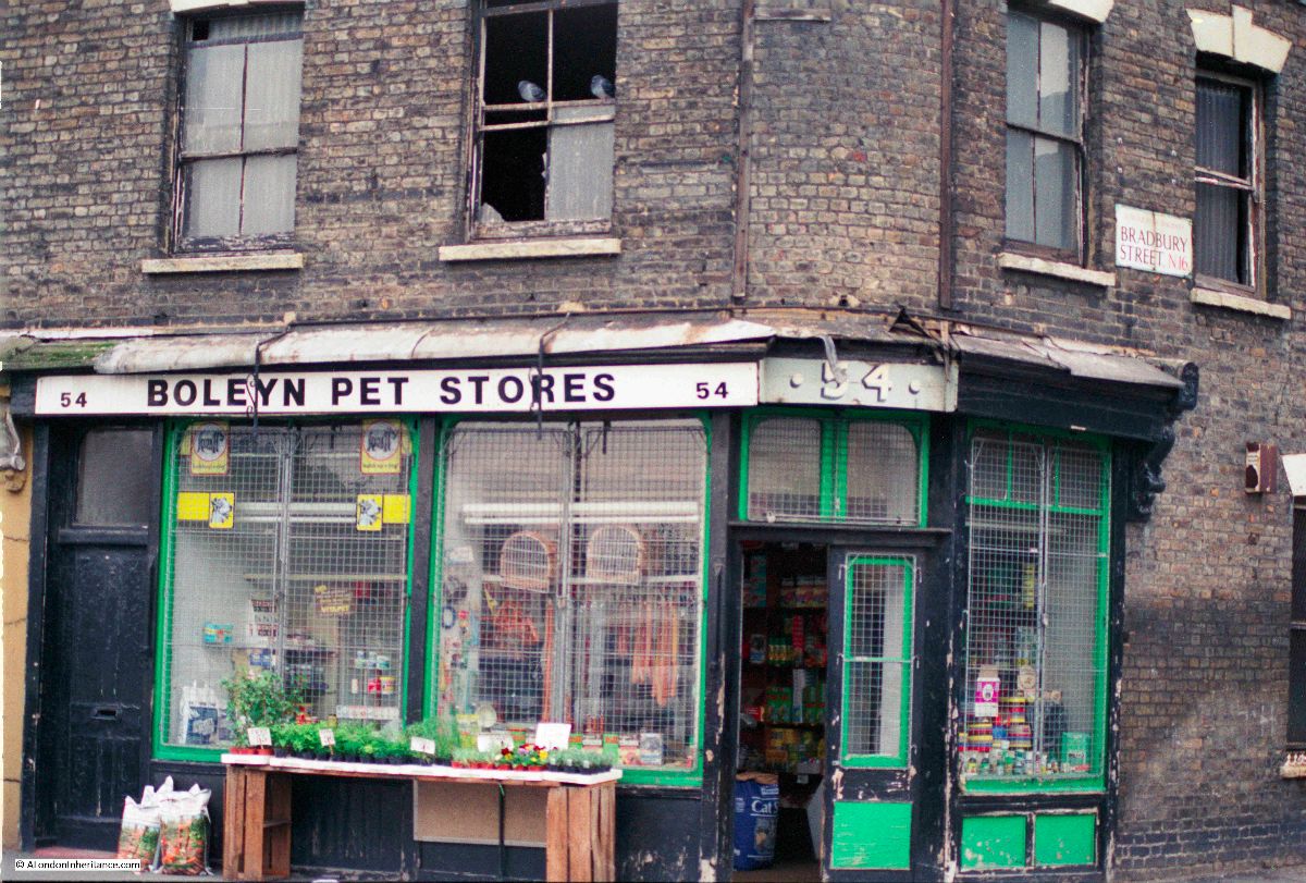 33 Fascinating Photographs That Show What London Shops