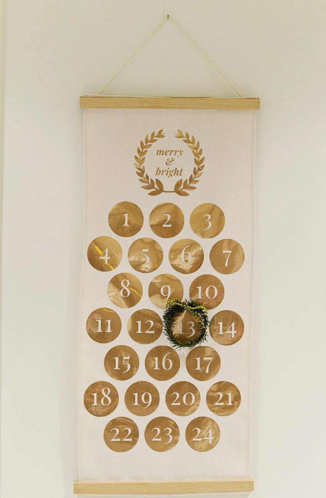 Cricut vinyl Christmas craft, modern traditional gold Christmas countdown calendar