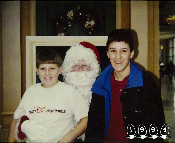 Dos Hermanos Tomando Fotografías con Santa Claus ultimos 34 Años