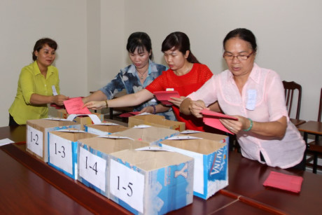 Các địa phương hoàn tất công tác bầu cử, khẩn trương kiểm phiếu - Ảnh 2 Cac dia phuong hoan tat cong tac bau cu, khan truong kiem phieu - Anh 2