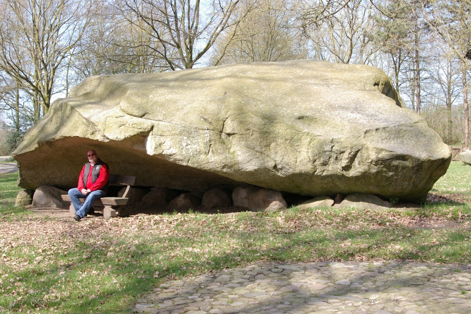 Klein(e)s Haus: Kleines Schränkchen und großer Stein!
