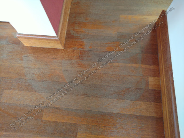 φθορά σε ξύλινο πάτωμα ντουσιέ