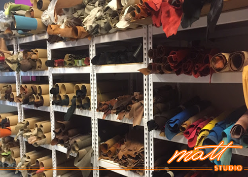 Matt Studio擁有二十餘年的專業製包經驗， 我們深知「工欲善其事，必先利其器」的重要性， 學員若想學到業界最尖端的技術，齊全的設備是最基本的要求， 連縫線、縫針也要精挑細選， 說這裡是全台最專業的皮包教室並不為過。Matt Studio是Matt老師創辦的專業皮包設計教室，提供真皮皮件手縫及車縫(機縫)教學、皮包打版、客製化商品、製包相關企業顧問等服務。
