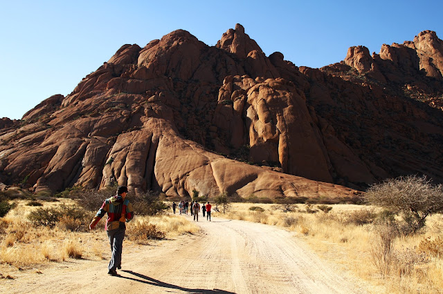 Visitar SPITZKOPPE, as montanhas laranjas que são a dança de continentes | Namíbia