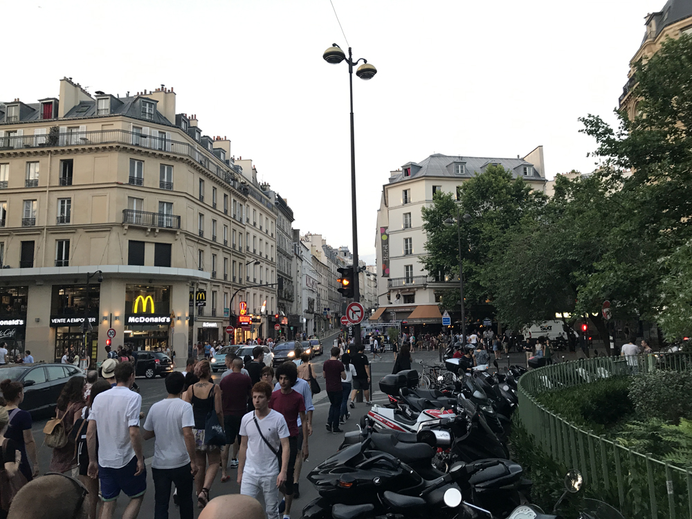 Yksi kuuma yö Pariisissa 10 Yksi kuuma yö Pariisissa 9