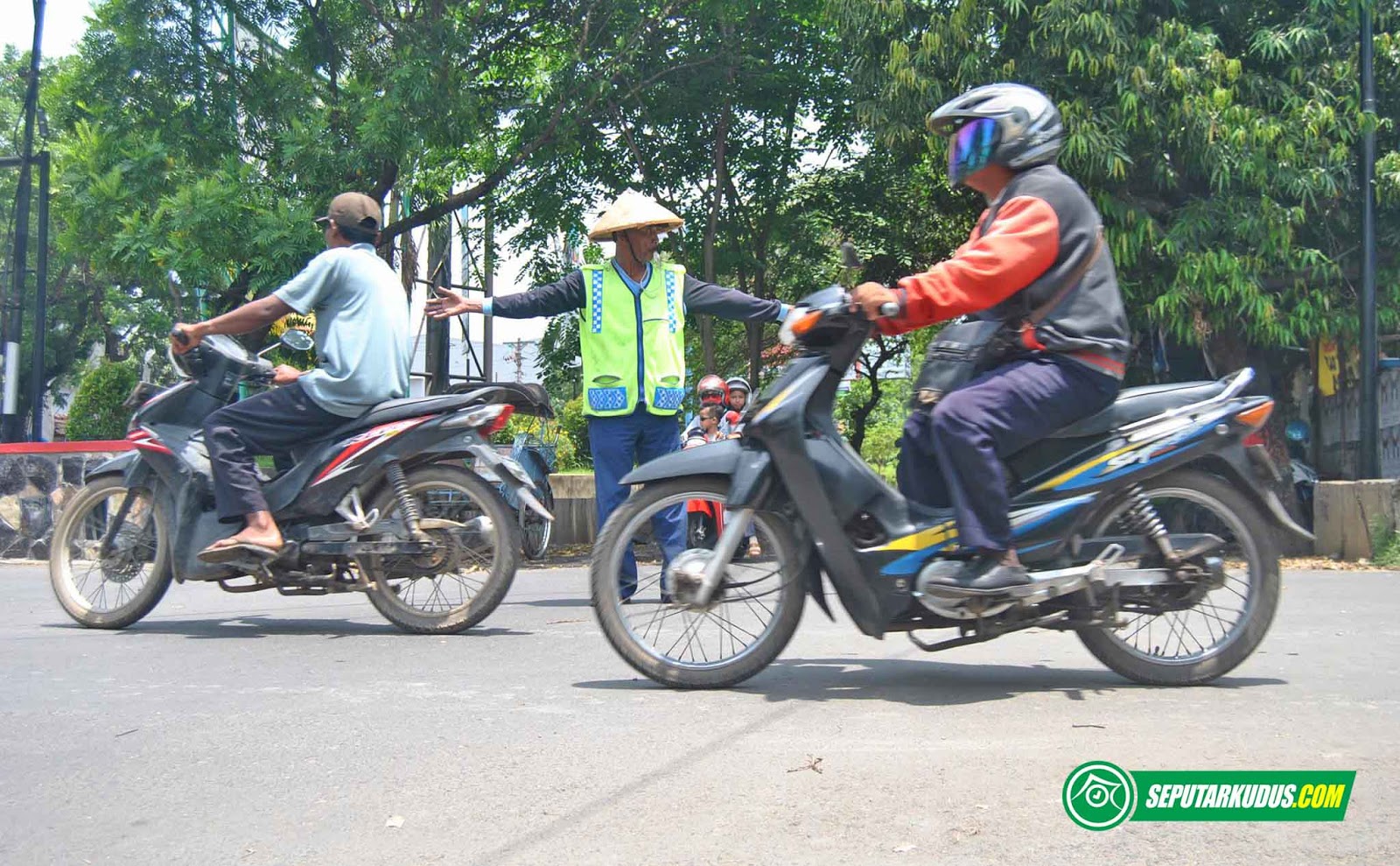 Pengatur Lalu Lintas Depan Kantor PLN Kudus Ini Kesal, Mengira Diberi