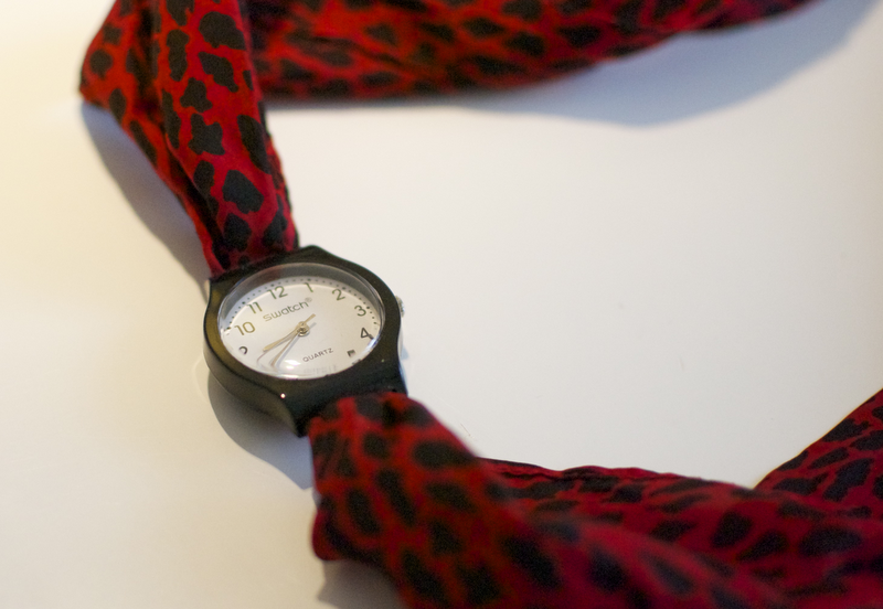 Стильный ремень для часов своими руками из ткани. Ремешок для часов своими руками из ткани. Часы на шарфе фото.
