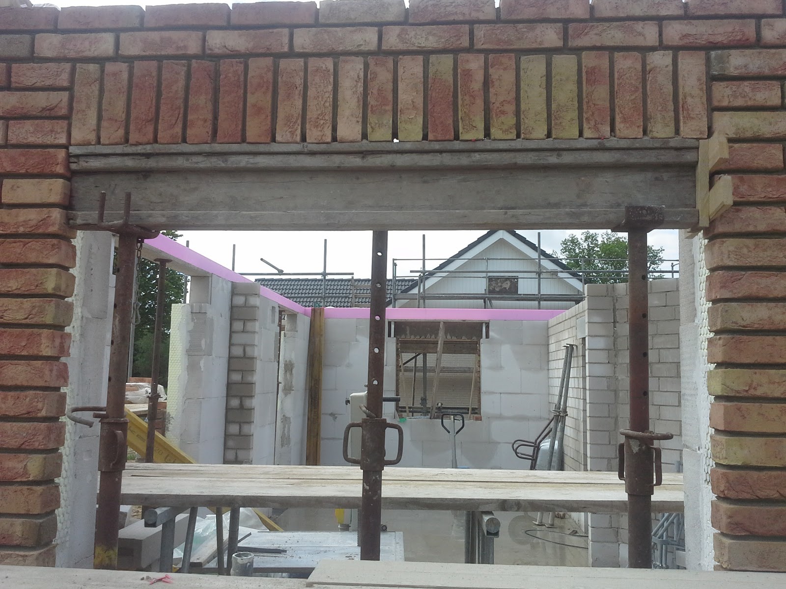 Unser Schultehaus in Tespe: erste Verblendstürze über den Fenstern