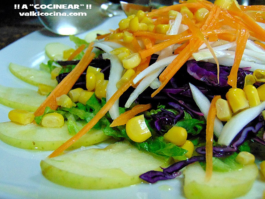 ensalada de col lombarda con manzana y vinagreta de mostaza y miel