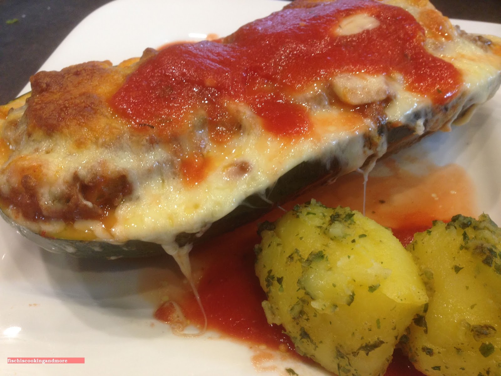 zucchini, gefüllt und überbacken zucchini, gefüllt und überbacken