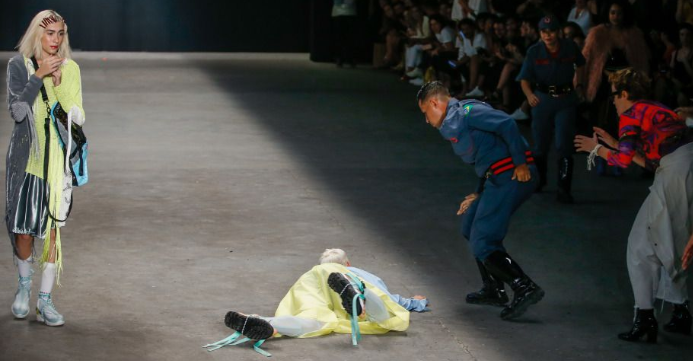  A 26-year-old Brazilian model, Tales Soares, died last Saturday while parading on the catwalk during Sao Paulo fashion week