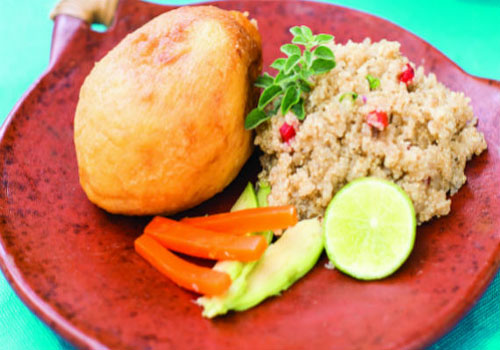 Papa rellena de pescado con ensalada de palta